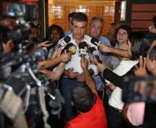 O governador Beto Richa inaugurou nesta sexta-feira (24) o Colégio Estadual Vista Bela, de Londrina, no Norte do Paraná. A nova unidade tem capacidade para 2.500 estudantes do ensino fundamental e ensino médio, em três períodos. Richa também assinou decreto formalizando a instalação do Colégio da Polícia Militar em Londrina e autorizou edital para o processo seletivo de vagas.