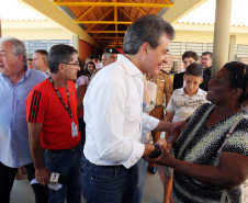 O governador Beto Richa inaugurou nesta sexta-feira (24) o Colégio Estadual Vista Bela, de Londrina, no Norte do Paraná. A nova unidade tem capacidade para 2.500 estudantes do ensino fundamental e ensino médio, em três períodos. Richa também assinou decreto formalizando a instalação do Colégio da Polícia Militar em Londrina e autorizou edital para o processo seletivo de vagas.