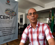 O imigrante cubano Roel Caballero Suarez busca informações no Centro Estadual de Informações para Migrantes, Refugiados e Apátridas do Estado do Paraná.
