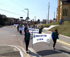 O Colégio Estadual do Campo Professor Pedro José Puchalski, em Contenda, na Região Metropolitana de Curitiba, iniciou neste ano o Projeto Vida - A Arte de Treinar a Mente. O objetivo é promover a interação da comunidade com o cotidiano escolar e trabalhar valores que reforcem as relações interpessoais e de cidadania entre estudantes, professores e funcionários.