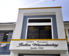 O Colégio Estadual Júlia Wanderley, localizado no bairro Batel, em Curitiba, completou 70 anos. Para marcar a data, a escola inaugurou nesta quinta-feira (30) um memorial em homenagem à professora Júlia Wanderley, que dá nome a instituição de ensino.
