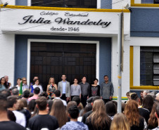 O Colégio Estadual Júlia Wanderley, localizado no bairro Batel, em Curitiba, completou 70 anos. Para marcar a data, a escola inaugurou nesta quinta-feira (30) um memorial em homenagem à professora Júlia Wanderley, que dá nome a instituição de ensino.
