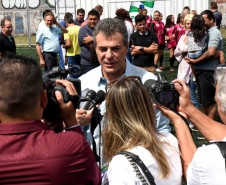 O governador Beto Richa inaugurou neste sábado (02) o espaço Meu Campinho no Colégio Estadual Guaraituba, em Colombo, na Região Metropolitana de Curitiba. Ele destacou que é a primeira mini arena dentro de uma escola estadual e confirmou que outras já estão previstas para serem instaladas nas unidades da rede pública.