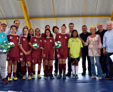 O governador Beto Richa inaugurou neste sábado (02) o espaço Meu Campinho no Colégio Estadual Guaraituba, em Colombo, na Região Metropolitana de Curitiba. Ele destacou que é a primeira mini arena dentro de uma escola estadual e confirmou que outras já estão previstas para serem instaladas nas unidades da rede pública.
