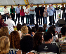 O governador Beto Richa inaugurou neste sábado (02) o espaço Meu Campinho no Colégio Estadual Guaraituba, em Colombo, na Região Metropolitana de Curitiba. Ele destacou que é a primeira mini arena dentro de uma escola estadual e confirmou que outras já estão previstas para serem instaladas nas unidades da rede pública.