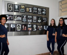 As alunas do segundo ano do curso de Formação de Docentes do Instituto de Educação Erasmo Pilotto, de Curitiba, abriram nesta quinta-feira (7), no Museu da Escola Paranaense, na Capital, a exposição patrimonial material e imaterial da instituição. O trabalho pode ser visto até o dia 30 de janeiro. Em seguida o material irá compor o acervo histórico da escola, no centro de memória próprio.