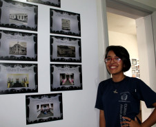 As alunas do segundo ano do curso de Formação de Docentes do Instituto de Educação Erasmo Pilotto, de Curitiba, abriram nesta quinta-feira (7), no Museu da Escola Paranaense, na Capital, a exposição patrimonial material e imaterial da instituição. O trabalho pode ser visto até o dia 30 de janeiro. Em seguida o material irá compor o acervo histórico da escola, no centro de memória próprio.