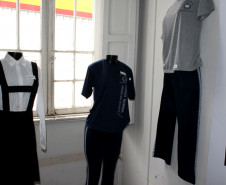 As alunas do segundo ano do curso de Formação de Docentes do Instituto de Educação Erasmo Pilotto, de Curitiba, abriram nesta quinta-feira (7), no Museu da Escola Paranaense, na Capital, a exposição patrimonial material e imaterial da instituição. O trabalho pode ser visto até o dia 30 de janeiro. Em seguida o material irá compor o acervo histórico da escola, no centro de memória próprio.