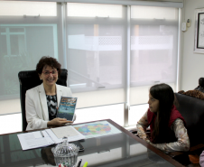 A secretária de Estado da Educação, professora Ana Seres, recebeu em seu gabinete, na manhã desta terça-feira (12), um grupo de estudantes do colégio estadual Barão do Rio Branco, unidade que oferta tempo integral localizada no município de Assaí (Norte Pioneiro).