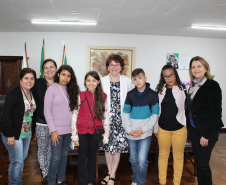 Os estudantes Jemily dos Santos Miranda, Maria Eduarda Rodrigues Fernandes, Natália Vitória de Souza Santos e Kailan Marques Correia, que se destacaram na produção de poemas sobre o tema “voar”, ganharam como prêmio uma viagem de avião a Curitiba, onde conheceram a SEED, a Assembleia Legislativa e pontos turísticos como o Jardim Botânico e a Ópera de Arame.