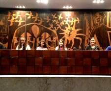 Os estudantes Jemily dos Santos Miranda, Maria Eduarda Rodrigues Fernandes, Natália Vitória de Souza Santos e Kailan Marques Correia, que se destacaram na produção de poemas sobre o tema “voar”, ganharam como prêmio uma viagem de avião a Curitiba, onde conheceram a SEED, a Assembleia Legislativa e pontos turísticos como o Jardim Botânico e a Ópera de Arame.