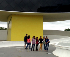 Os estudantes Jemily dos Santos Miranda, Maria Eduarda Rodrigues Fernandes, Natália Vitória de Souza Santos e Kailan Marques Correia, que se destacaram na produção de poemas sobre o tema “voar”, ganharam como prêmio uma viagem de avião a Curitiba, onde conheceram a SEED, a Assembleia Legislativa e pontos turísticos como o Jardim Botânico e a Ópera de Arame.