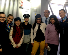 Os estudantes Jemily dos Santos Miranda, Maria Eduarda Rodrigues Fernandes, Natália Vitória de Souza Santos e Kailan Marques Correia, que se destacaram na produção de poemas sobre o tema “voar”, ganharam como prêmio uma viagem de avião a Curitiba, onde conheceram a SEED, a Assembleia Legislativa e pontos turísticos como o Jardim Botânico e a Ópera de Arame.