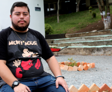 O aluno Janael Labis, 21 anos, lembrou que a praça será um legado para as próximas gerações que vão estudar na unidade. “É uma herança importante tendo em vista o próprio futuro do colégio, que procurou preparar os alunos para um futuro melhor dentro do ambiente escolar”, disse. “Antes quando fazia muito calor os alunos tinham aula na grama ou na própria terra, agora eles podem ter aulas abertas na praça dentro da escola”, disse o estudante. 