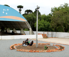 Os alunos do 3° ano do ensino médio do Colégio Estadual Padre Arnaldo Jansen, em São José dos Pinhais (Região Metropolitana de Curitiba) inauguraram este mês a Praça Professora Neusa M. M. Duarte Wons, em homenagem à atual diretora. O projeto tem como objetivo reforçar a identidade dos estudantes e o pertencimento em relação à escola, ofertar um novo espaço de lazer à comunidade, além do protagonismo juvenil e do sentimento de cuidado com o bem público.