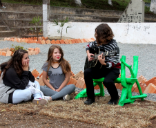 Os alunos do 3° ano do ensino médio do Colégio Estadual Padre Arnaldo Jansen, em São José dos Pinhais (Região Metropolitana de Curitiba) inauguraram este mês a Praça Professora Neusa M. M. Duarte Wons, em homenagem à atual diretora. O projeto tem como objetivo reforçar a identidade dos estudantes e o pertencimento em relação à escola, ofertar um novo espaço de lazer à comunidade, além do protagonismo juvenil e do sentimento de cuidado com o bem público.