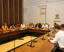 O chefe da Casa Civil Valdir Rossoni se reuniu nesta segunda-feira (18) com representantes da APP-Sindicato para discutir a remuneração dos professores que serão contratados pelo regime PSS no ano que vem. O encontro aconteceu após a invasão do Palácio Iguaçu por sindicalistas e o secretário explicou que não há como aumentar o orçamento da Secretaria Estadual da Educação (SEED).