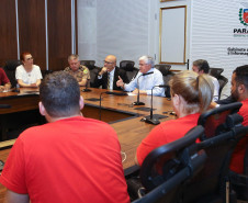 O chefe da Casa Civil Valdir Rossoni se reuniu nesta segunda-feira (18) com representantes da APP-Sindicato para discutir a remuneração dos professores que serão contratados pelo regime PSS no ano que vem. O encontro aconteceu após a invasão do Palácio Iguaçu por sindicalistas e o secretário explicou que não há como aumentar o orçamento da Secretaria Estadual da Educação (SEED).