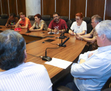 O chefe da Casa Civil Valdir Rossoni se reuniu nesta segunda-feira (18) com representantes da APP-Sindicato para discutir a remuneração dos professores que serão contratados pelo regime PSS no ano que vem. O encontro aconteceu após a invasão do Palácio Iguaçu por sindicalistas e o secretário explicou que não há como aumentar o orçamento da Secretaria Estadual da Educação (SEED).