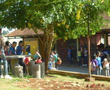 Nesse primeiro dia de aula (08) nas escolas estaduais do Paraná, clima foi de expectativas e tranquilidade para professores, funcionários e familiares.
