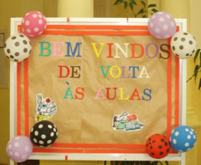 Nesse primeiro dia de aula (08) nas escolas estaduais do Paraná, clima foi de expectativas e tranquilidade para professores, funcionários e familiares.