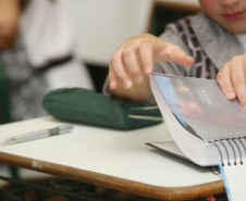 Nesse primeiro dia de aula (08) nas escolas estaduais do Paraná, clima foi de expectativas e tranquilidade para professores, funcionários e familiares.