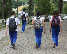 Nesse primeiro dia de aula (08) nas escolas estaduais do Paraná, clima foi de expectativas e tranquilidade para professores, funcionários e familiares.