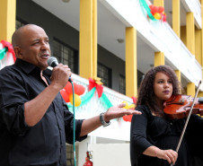 Durante duas horas eles aprendem conceitos e técnicas musicais, novos gêneros e conhecem artistas nacionais e internacionais. “Queremos apresentar novos conceitos, estilos e músicas com uma educação musical que agregue cultura”, disse o professor de Arte, Carlos Neves, idealizador do projeto. “Hoje é comum ver alunos escutando Mozart ou falando das canções de Chico Buarque pelos corredores da escola”, conta Neves.