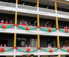 Os estudantes do 6° ano do ensino fundamental do Colégio Estadual Romário Martins, em Piraquara (Região Metropolitana de Curitiba), fizeram nessa quarta-feira (20) uma cantata de Natal para os funcionários da Secretaria de Estado da Educação, nas instalações da pasta, no bairro Vila Izabel, em Curitiba.