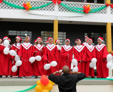 Os estudantes do 6° ano do ensino fundamental do Colégio Estadual Romário Martins, em Piraquara (Região Metropolitana de Curitiba), fizeram nessa quarta-feira (20) uma cantata de Natal para os funcionários da Secretaria de Estado da Educação, nas instalações da pasta, no bairro Vila Izabel, em Curitiba.
