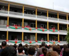 Os estudantes do 6° ano do ensino fundamental do Colégio Estadual Romário Martins, em Piraquara (Região Metropolitana de Curitiba), fizeram nessa quarta-feira (20) uma cantata de Natal para os funcionários da Secretaria de Estado da Educação, nas instalações da pasta, no bairro Vila Izabel, em Curitiba.