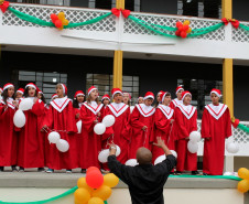 Os estudantes do 6° ano do ensino fundamental do Colégio Estadual Romário Martins, em Piraquara (Região Metropolitana de Curitiba), fizeram nessa quarta-feira (20) uma cantata de Natal para os funcionários da Secretaria de Estado da Educação, nas instalações da pasta, no bairro Vila Izabel, em Curitiba.