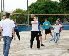 O projeto Vôlei em Rede - Núcleos Paraná, desenvolvido pelo Governo do Paraná em parceria com o Instituto Compartilhar atenderá em 2018 cerca de 1,8 mil alunos de 16 escolas da rede estadual de ensino