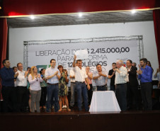 O governador Beto Richa assinou nesta quinta-feira (21) a autorização para início de obras de reforma em 12 colégios estaduais de Foz do Iguaçu, Medianeira, São Miguel do Iguaçu, Missal e Itaipulândia, na região Oeste do Paraná. O investimento soma R$ 2,5 milhões.