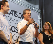 O governador Beto Richa assinou nesta quinta-feira (21) a autorização para início de obras de reforma em 12 colégios estaduais de Foz do Iguaçu, Medianeira, São Miguel do Iguaçu, Missal e Itaipulândia, na região Oeste do Paraná. O investimento soma R$ 2,5 milhões.