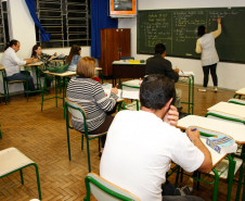 Para ingressar na EJA no Ensino Fundamental é necessário ter no mínimo 15 anos completos, e para a EJA no Ensino Médio a idade mínima é de 18 anos completos. É necessário levar original e fotocópia de documento de identificação.