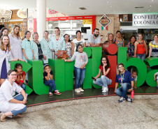 O Serviço de Atendimento à Rede de Escolarização Hospitalar (Sareh), da Secretaria de Estado da Educação, ampliou, em 2017, o número de atendimento de escolarização a estudantes hospitalizados ou que se encontram impossibilitados de frequentar as aulas por motivo de tratamento de saúde. O atendimento educacional é feito em instituições hospitalares conveniadas ou nas residências dos estudantes.