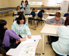 O Serviço de Atendimento à Rede de Escolarização Hospitalar (Sareh), da Secretaria de Estado da Educação, ampliou, em 2017, o número de atendimento de escolarização a estudantes hospitalizados ou que se encontram impossibilitados de frequentar as aulas por motivo de tratamento de saúde. O atendimento educacional é feito em instituições hospitalares conveniadas ou nas residências dos estudantes.