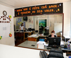 A rede estadual de educação está atendendo pais ou responsáveis por alunos que desejam transferir seus filhos de uma escola estadual para outra dentro da mesma cidade. Caso o estabelecimento de interesse tenha vagas disponíveis, a transferência será feita seguindo os critérios da Secretaria da Educação do Paraná (SEED). Se não houver vagas disponíveis o estudante aguardará uma oportunidade no Cadastro de Espera de Vaga Escolar (CEVE).