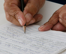 Estão abertas até 05 de fevereiro as inscrições para a segunda seleção do Programa Paraná Alfabetizado. As vagas são para voluntários nas funções de alfabetizador e de coordenador de turmas. Os candidatos selecionados e que compuserem turmas receberão uma bolsa mensal paga pelo Fundo Nacional de Desenvolvimento da Educação (FNDE) do Ministério da Educação (MEC).