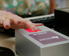 Desde esta segunda-feira (15) está disponível, na Secretaria de Estado da Educação, um computador para que os servidores da pasta façam o cadastro da identidade digital. O registro será feito por meio da confirmação da biometria. O aparelho ficará disponível durante os meses de janeiro e fevereiro, e os servidores que estiverem em férias ou afastados por qualquer motivo poderão fazer o cadastramento no retorno.