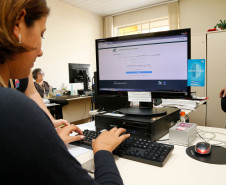 Desde esta segunda-feira (15) está disponível, na Secretaria de Estado da Educação, um computador para que os servidores da pasta façam o cadastro da identidade digital. O registro será feito por meio da confirmação da biometria. O aparelho ficará disponível durante os meses de janeiro e fevereiro, e os servidores que estiverem em férias ou afastados por qualquer motivo poderão fazer o cadastramento no retorno.
