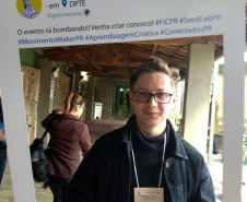 O estudante Paulo Ricardo Busch desenvolveu, com orientação do professor de Matemática Edson Pedro Schiehl, um sistema para carregar a bateria de celular por meio de energia solar