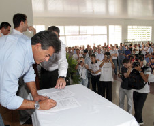Governador Beto Richa, assina ordem de serviço para construção de escola e recape asfáltico, em Turvo, região central do Estado.Turvo, 10-02-2012.Foto: AENotícias