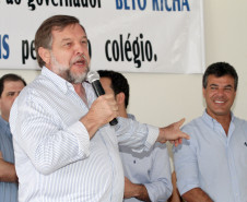 Governador Beto Richa, assina ordem de serviço para construção de escola e recape asfáltico, em Turvo, região central do Estado.Turvo, 10-02-2012.Foto: AENotícias.
