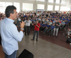 Governador Beto Richa, assina ordem de serviço para construção de escola e recape asfáltico, em Turvo, região central do Estado.Turvo, 10-02-2012.Foto: AENotícias.
