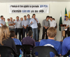Governador Beto Richa, assina ordem de serviço para construção de escola e recape asfáltico, em Turvo, região central do Estado.Turvo, 10-02-2012.Foto: AENotícias.