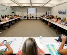 Os chefes dos 32 Núcleos Regionais de Educação (NREs) participam nesta segunda-feira (29) e terça-feira (30), em Curitiba, da primeira reunião do ano promovida pela Secretaria de Estado da Educação para debater questões pontuais de cada regional. As reuniões fazem parte de encontros periódicos entre os representantes da Secretaria para discutir questões técnicas, financeiras e pedagógicas para o bom início do ano letivo.