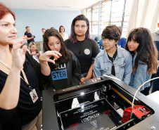 O Governo do Paraná começou a entregar nesta semana kits tecnológicos para o primeiro lote das 500 escolas que participam do projeto Conectados 2.0, desenvolvido pela Secretaria de Estado da Educação. Ao todo, o Governo do Paraná está investindo R$ 14 milhões para melhorar o parque tecnológico das escolas paranaenses.