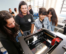 O Governo do Paraná começou a entregar nesta semana kits tecnológicos para o primeiro lote das 500 escolas que participam do projeto Conectados 2.0, desenvolvido pela Secretaria de Estado da Educação. Ao todo, o Governo do Paraná está investindo R$ 14 milhões para melhorar o parque tecnológico das escolas paranaenses.